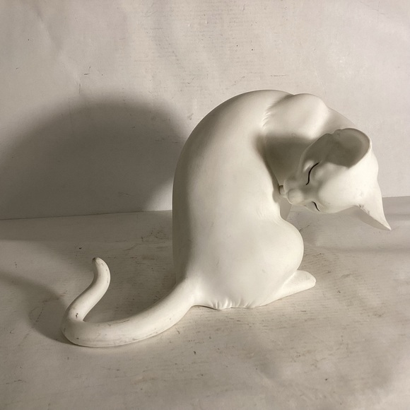 Fine bone china cat figurine. - Picture 1 of 8